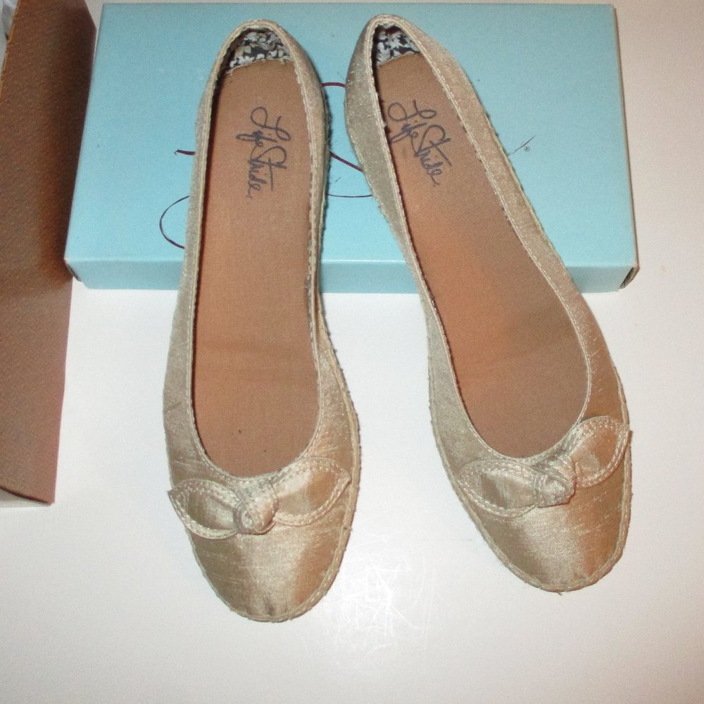 Life stride women’s 10 Med  Riddle Beige silk